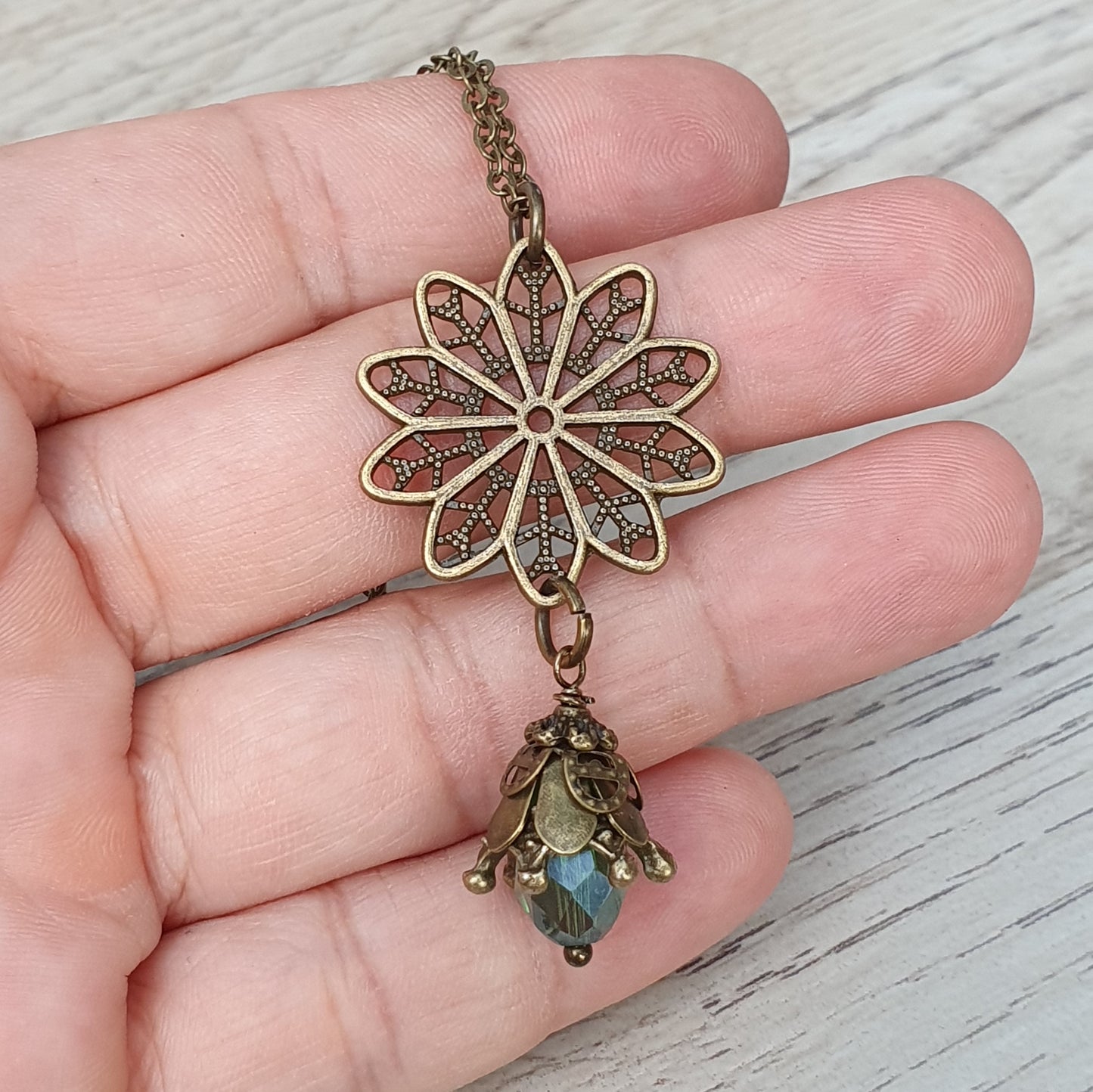 Kette mit Anhänger Sternblume und Kristallglasknospe im Vintage-Stil, antik bronzefarbig