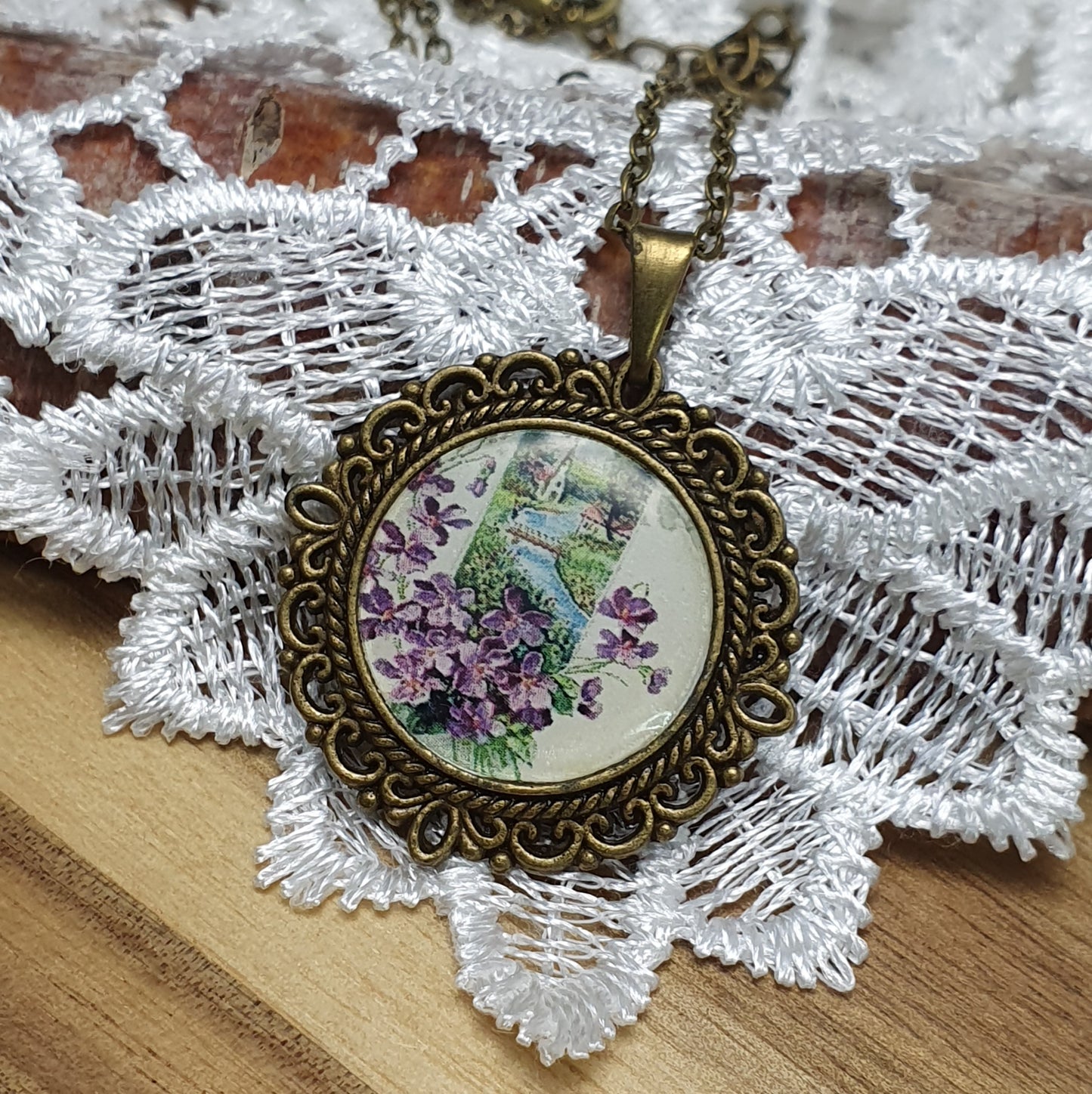 Zarte Kette mit Anhänger, Shabby, wilder Flieder, antik bronzefarbig