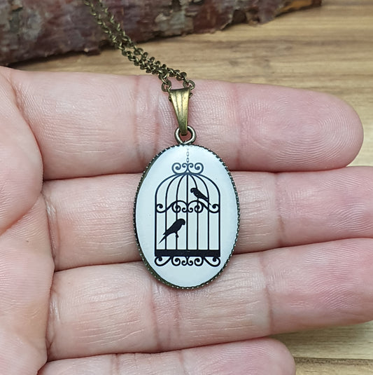 Zarte Anhängerkette im Vintage-Stil mit leichtem Anhänger. Motiv Vögel im Käfig, antik bronzefarbig