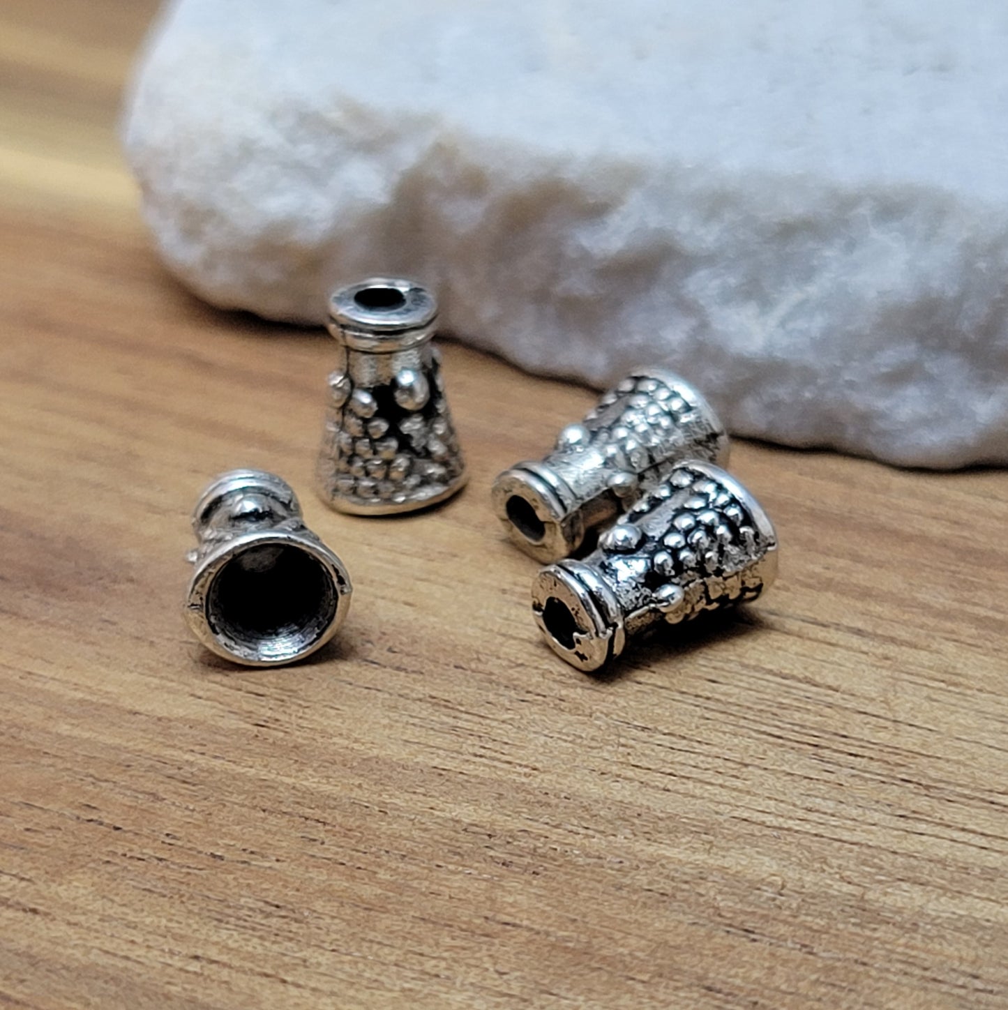 Diese Kappen/Endkappen im Kelch-Design sind das perfekte Zubehör für Ihre Schmuckherstellung. Die Kappen haben eine Abmessung von etwa 8x5mm und ein antikes Finish, welches Ihrem Schmuck einen vintage-ähnlichen Look verleiht. Hergestellt aus robustem Metall.