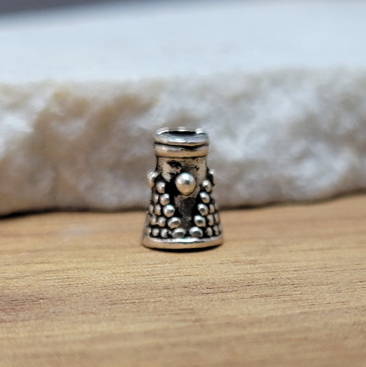 Diese Kappen/Endkappen im Kelch-Design sind das perfekte Zubehör für Ihre Schmuckherstellung. Die Kappen haben eine Abmessung von etwa 8x5mm und ein antikes Finish, welches Ihrem Schmuck einen vintage-ähnlichen Look verleiht. Hergestellt aus robustem Metall.