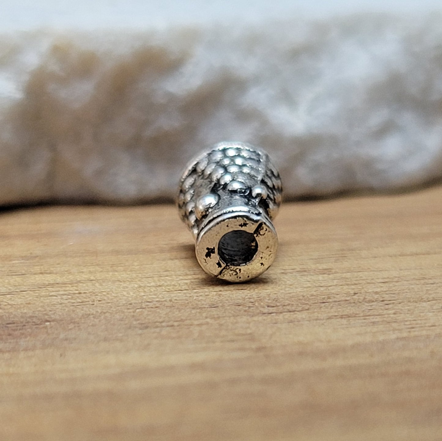 Diese Kappen/Endkappen im Kelch-Design sind das perfekte Zubehör für Ihre Schmuckherstellung. Die Kappen haben eine Abmessung von etwa 8x5mm und ein antikes Finish, welches Ihrem Schmuck einen vintage-ähnlichen Look verleiht. Hergestellt aus robustem Metall.