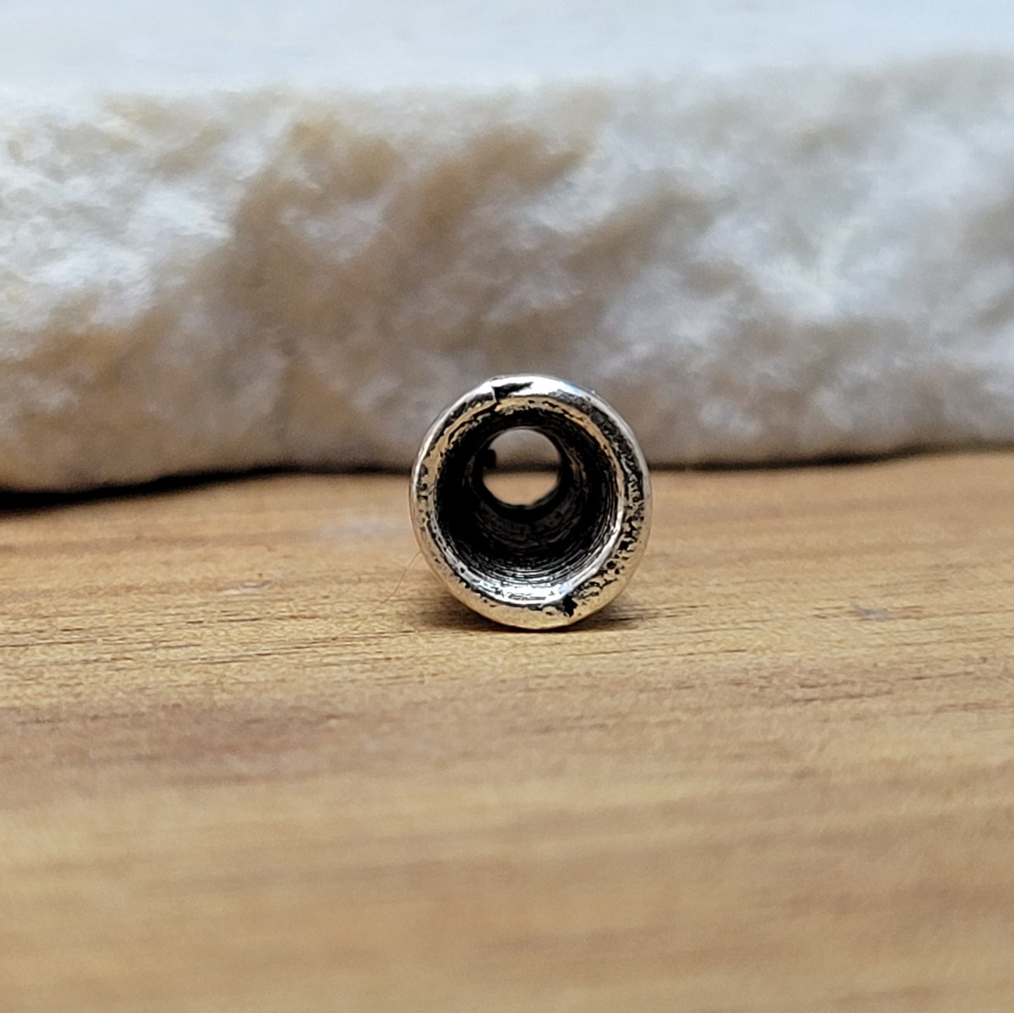 Diese Kappen/Endkappen im Kelch-Design sind das perfekte Zubehör für Ihre Schmuckherstellung. Die Kappen haben eine Abmessung von etwa 8x5mm und ein antikes Finish, welches Ihrem Schmuck einen vintage-ähnlichen Look verleiht. Hergestellt aus robustem Metall.