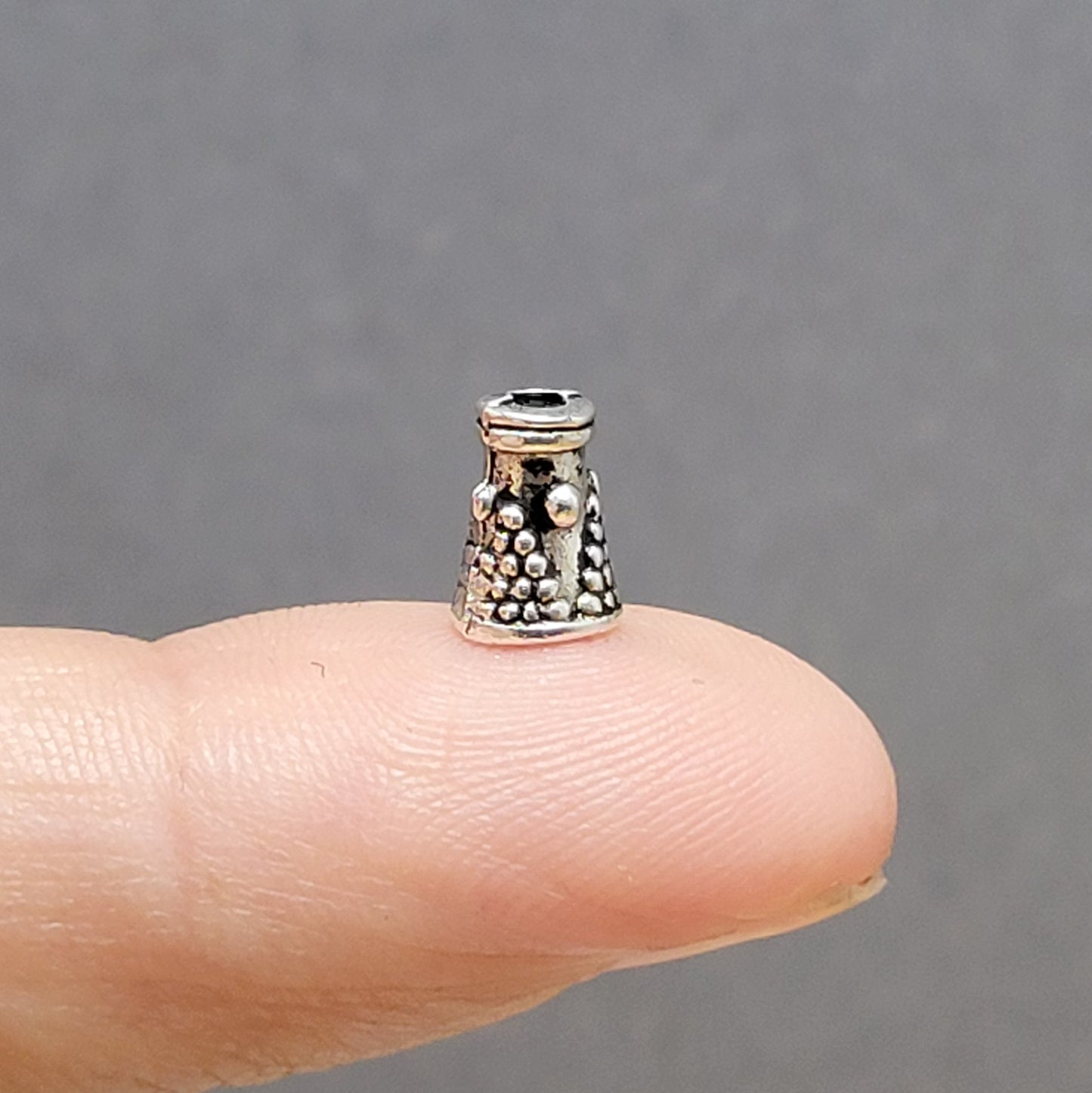 Diese Kappen/Endkappen im Kelch-Design sind das perfekte Zubehör für Ihre Schmuckherstellung. Die Kappen haben eine Abmessung von etwa 8x5mm und ein antikes Finish, welches Ihrem Schmuck einen vintage-ähnlichen Look verleiht. Hergestellt aus robustem Metall.