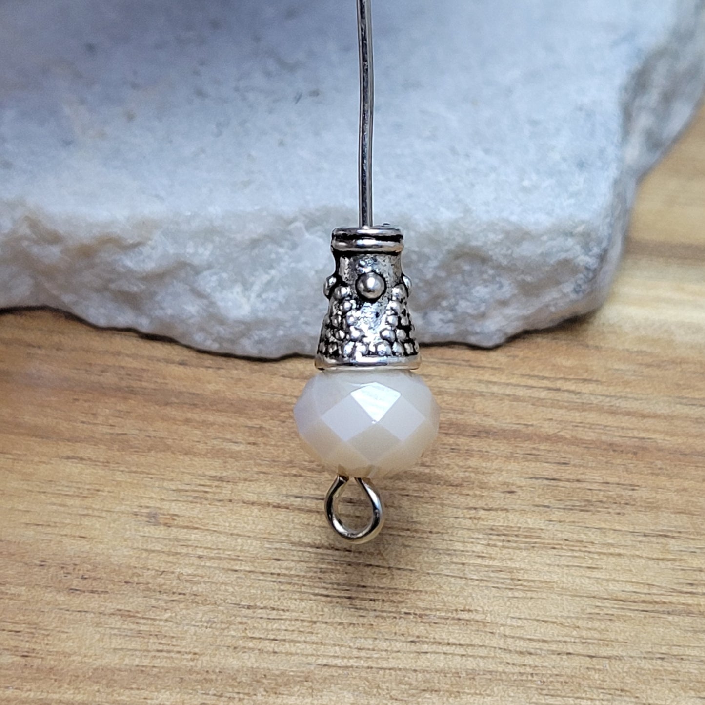 Diese Kappen/Endkappen im Kelch-Design sind das perfekte Zubehör für Ihre Schmuckherstellung. Die Kappen haben eine Abmessung von etwa 8x5mm und ein antikes Finish, welches Ihrem Schmuck einen vintage-ähnlichen Look verleiht. Hergestellt aus robustem Metall.