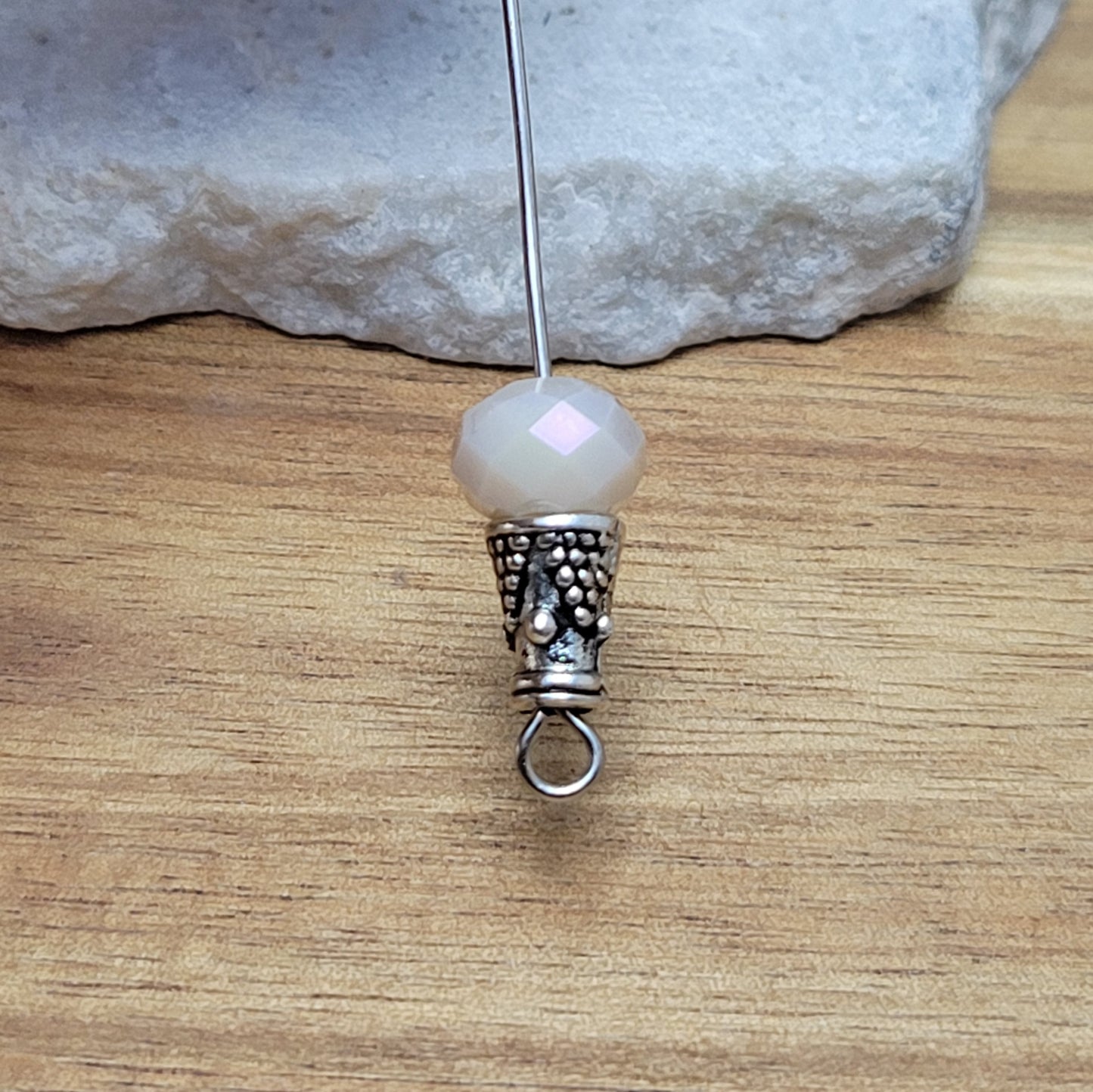 Diese Kappen/Endkappen im Kelch-Design sind das perfekte Zubehör für Ihre Schmuckherstellung. Die Kappen haben eine Abmessung von etwa 8x5mm und ein antikes Finish, welches Ihrem Schmuck einen vintage-ähnlichen Look verleiht. Hergestellt aus robustem Metall.