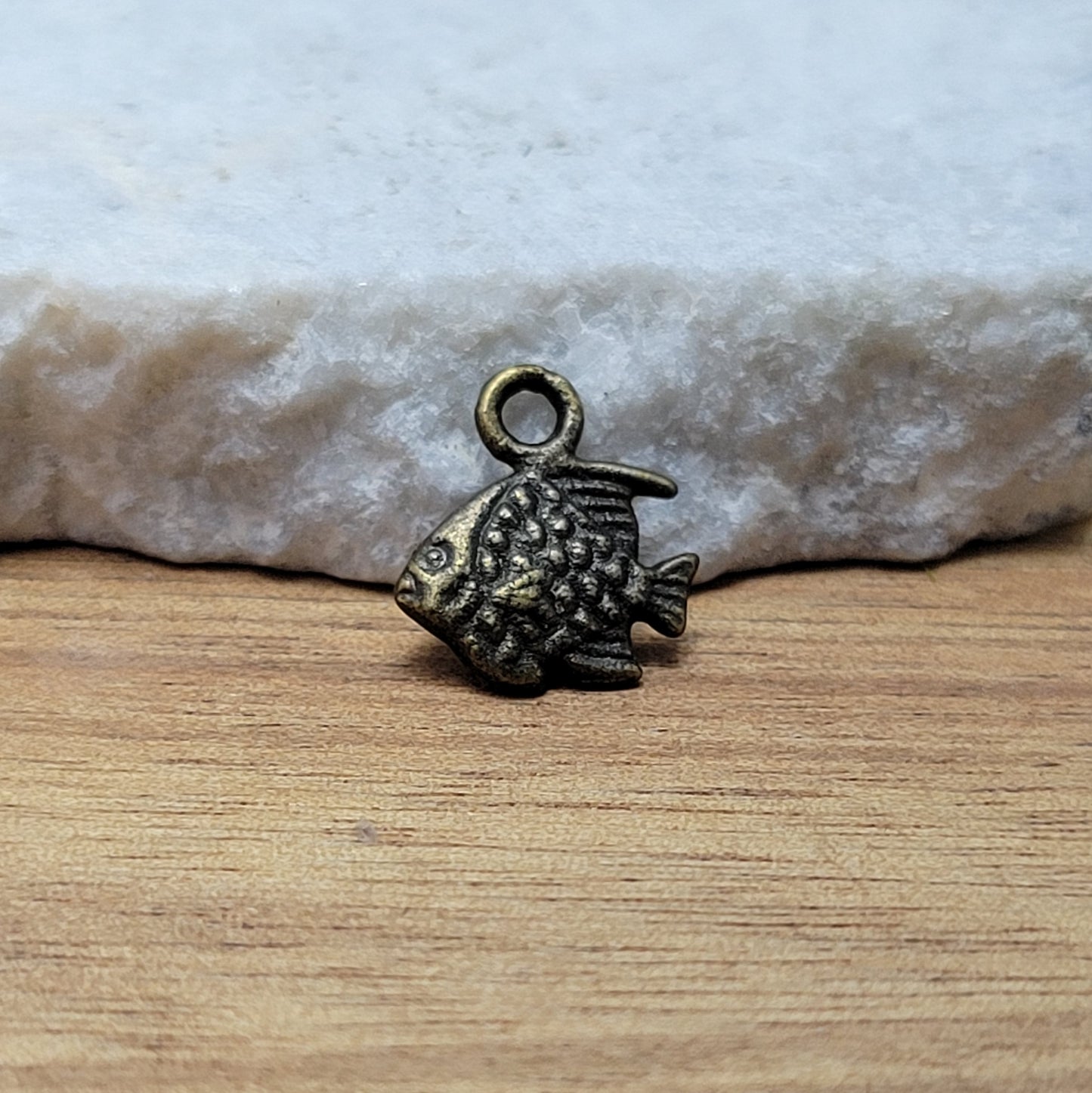 5 kleine Anhänger Fisch mit tollem Antukfinish. Die Anhänger sind die ideale Schmuckkomponente für Ihre individuelle Schmuckherstellung. Sie eignen sich prima zum Gestalten von Ohrringen, Bettelarmbänder, Ketten sowie für Accessoires und Dekoartikel.