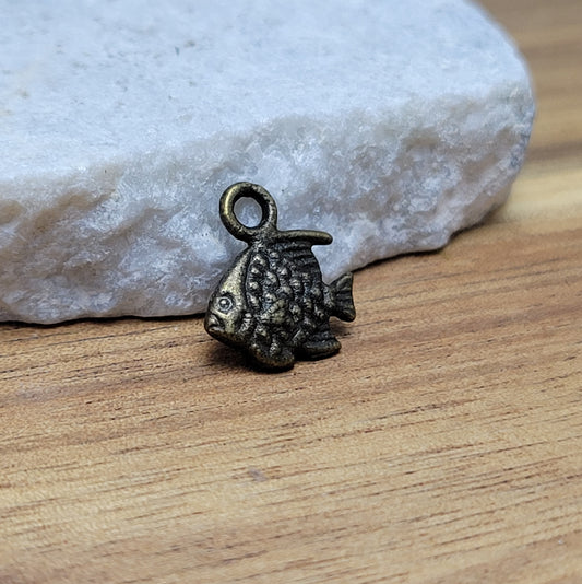 5 kleine Anhänger Fisch mit tollem Antukfinish. Die Anhänger sind die ideale Schmuckkomponente für Ihre individuelle Schmuckherstellung. Sie eignen sich prima zum Gestalten von Ohrringen, Bettelarmbänder, Ketten sowie für Accessoires und Dekoartikel.