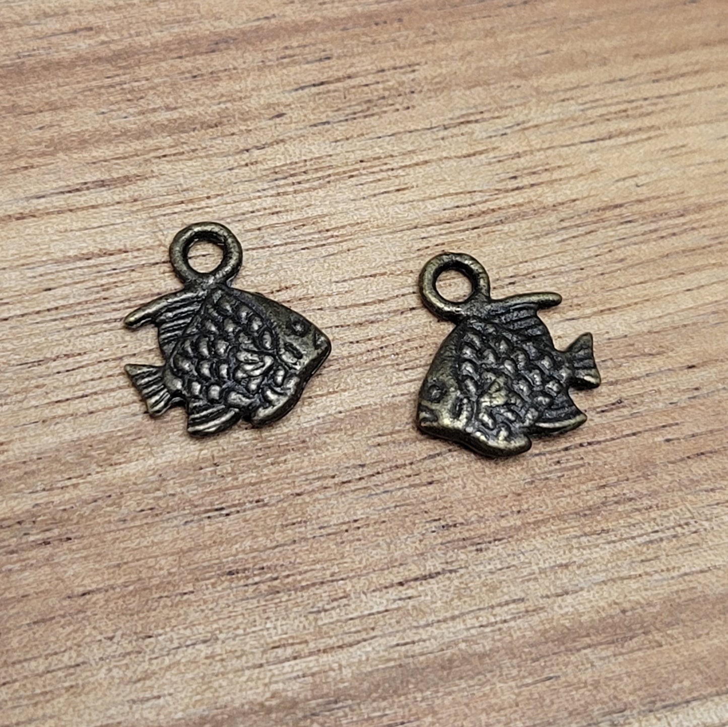 5 kleine Anhänger Fisch mit tollem Antukfinish. Die Anhänger sind die ideale Schmuckkomponente für Ihre individuelle Schmuckherstellung. Sie eignen sich prima zum Gestalten von Ohrringen, Bettelarmbänder, Ketten sowie für Accessoires und Dekoartikel.