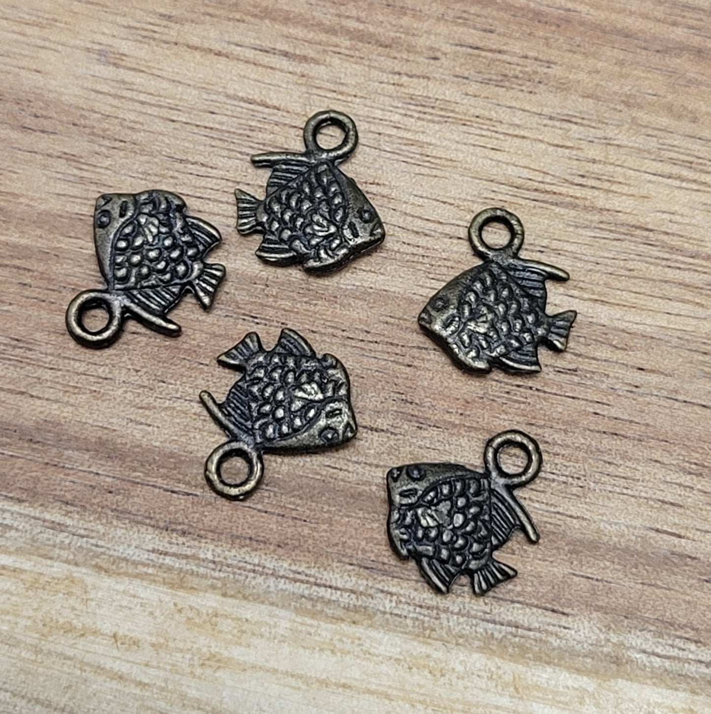 5 kleine Anhänger Fisch mit tollem Antukfinish. Die Anhänger sind die ideale Schmuckkomponente für Ihre individuelle Schmuckherstellung. Sie eignen sich prima zum Gestalten von Ohrringen, Bettelarmbänder, Ketten sowie für Accessoires und Dekoartikel.