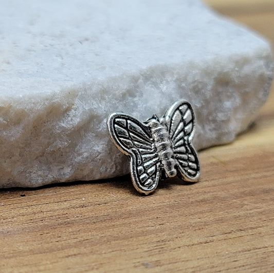 Eine Packung mit 5 Metallperlen in Form eines Schmetterlings. Die Perlen sind beidseitig geprägt, antik silberfarbig und haben eine hübsches Antikfinish, was für einen tollen Vintage-Effekt sorgt. Das Fädelloch verläuft von oben nach unten durch den Schmetterling.