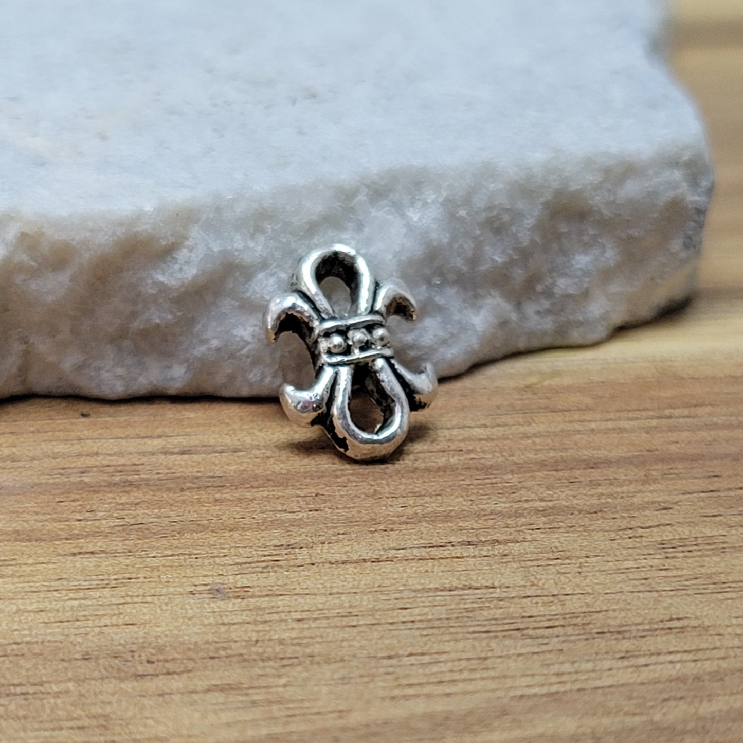 5 bezaubernde kleinen Verbinder oder Aufleger in Form der französischen Lilie (Fleur de Lis oder auch Fleur de Lys) in antik silberfarbiger Ausführung! Diese kleinen Verbinder bzw. Aufleger sind perfekt für diverse Schmuckprojekte geeignet.