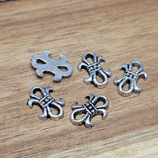 5 bezaubernde kleinen Verbinder oder Aufleger in Form der französischen Lilie (Fleur de Lis oder auch Fleur de Lys) in antik silberfarbiger Ausführung! Diese kleinen Verbinder bzw. Aufleger sind perfekt für diverse Schmuckprojekte geeignet.
