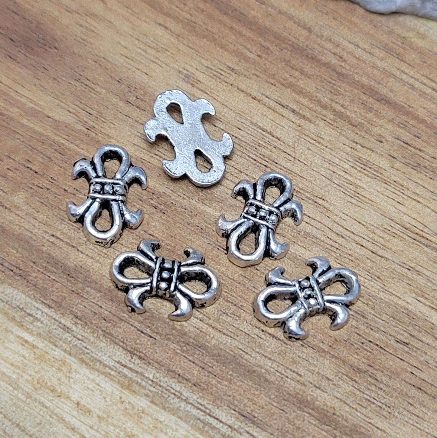 5 bezaubernde kleinen Verbinder oder Aufleger in Form der französischen Lilie (Fleur de Lis oder auch Fleur de Lys) in antik silberfarbiger Ausführung! Diese kleinen Verbinder bzw. Aufleger sind perfekt für diverse Schmuckprojekte geeignet.