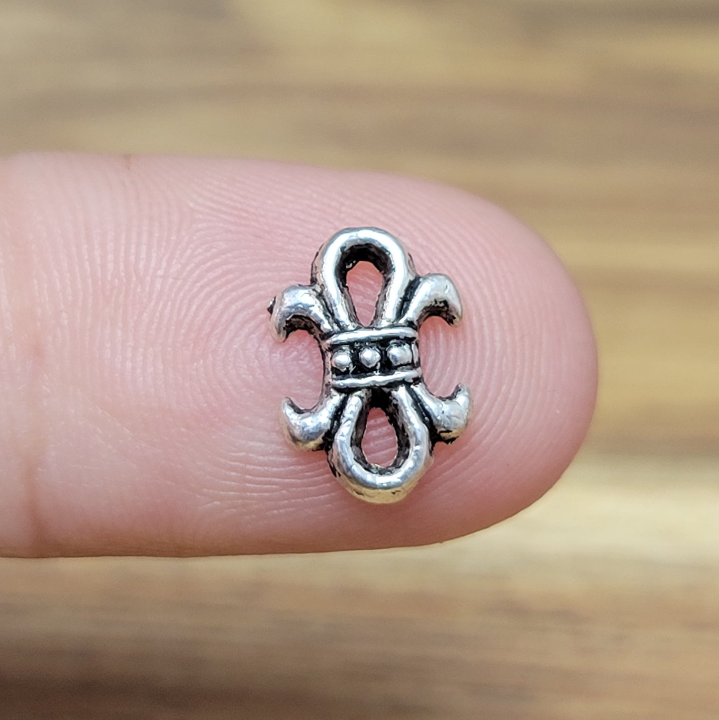 5 bezaubernde kleinen Verbinder oder Aufleger in Form der französischen Lilie (Fleur de Lis oder auch Fleur de Lys) in antik silberfarbiger Ausführung! Diese kleinen Verbinder bzw. Aufleger sind perfekt für diverse Schmuckprojekte geeignet.