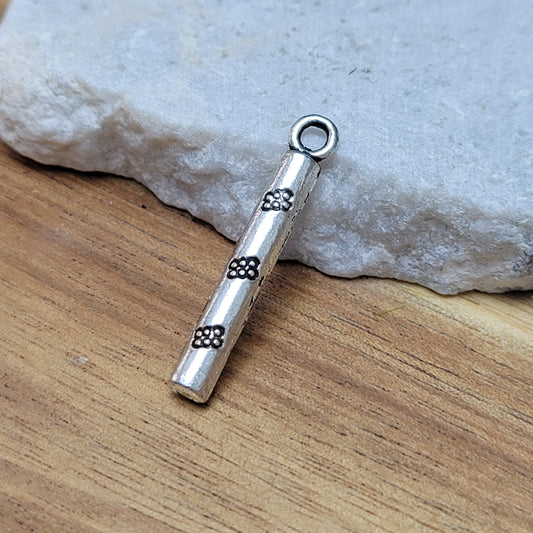 4 kleine Charms Anhänger in Form eines Stäbchens mit tollem Antikfinish.  Die Anhänger sind vielseitig einsetzbar und eignen sich bestens für die Gestaltung von Ohrschmuck, Ketten, Armbändern und vielen anderen Schmuckstücken.