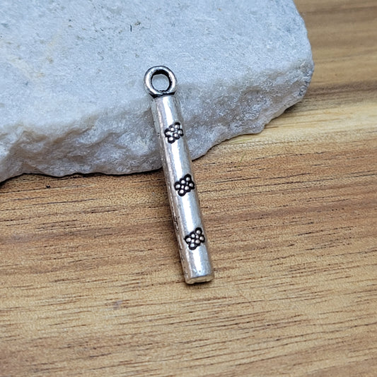 4 kleine Charms Anhänger in Form eines Stäbchens mit tollem Antikfinish.  Die Anhänger sind vielseitig einsetzbar und eignen sich bestens für die Gestaltung von Ohrschmuck, Ketten, Armbändern und vielen anderen Schmuckstücken.