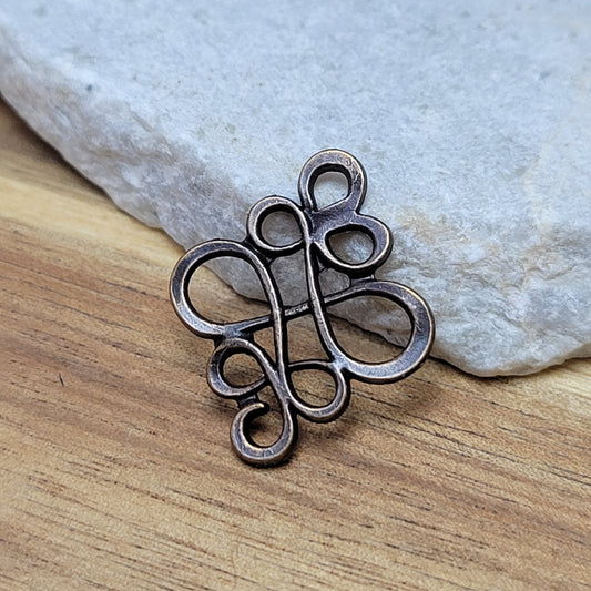 Jedes Set enthält zwei Verbindungsstücke mit einer Größe von ca. 22 x 18mm. Die Verbinder sind in verschiedenen Farben erhältlich, sodass Sie die Farbe nach Ihrem persönlichen Geschmack auswählen können. Hergestellt aus einer Zinklegierung, bieten sie eine solide Basis für Ihre kreativen Schmuckprojekte.