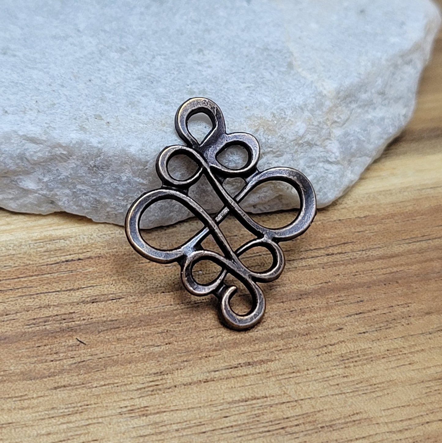 Jedes Set enthält zwei Verbindungsstücke mit einer Größe von ca. 22 x 18mm. Die Verbinder sind in verschiedenen Farben erhältlich, sodass Sie die Farbe nach Ihrem persönlichen Geschmack auswählen können. Hergestellt aus einer Zinklegierung, bieten sie eine solide Basis für Ihre kreativen Schmuckprojekte.