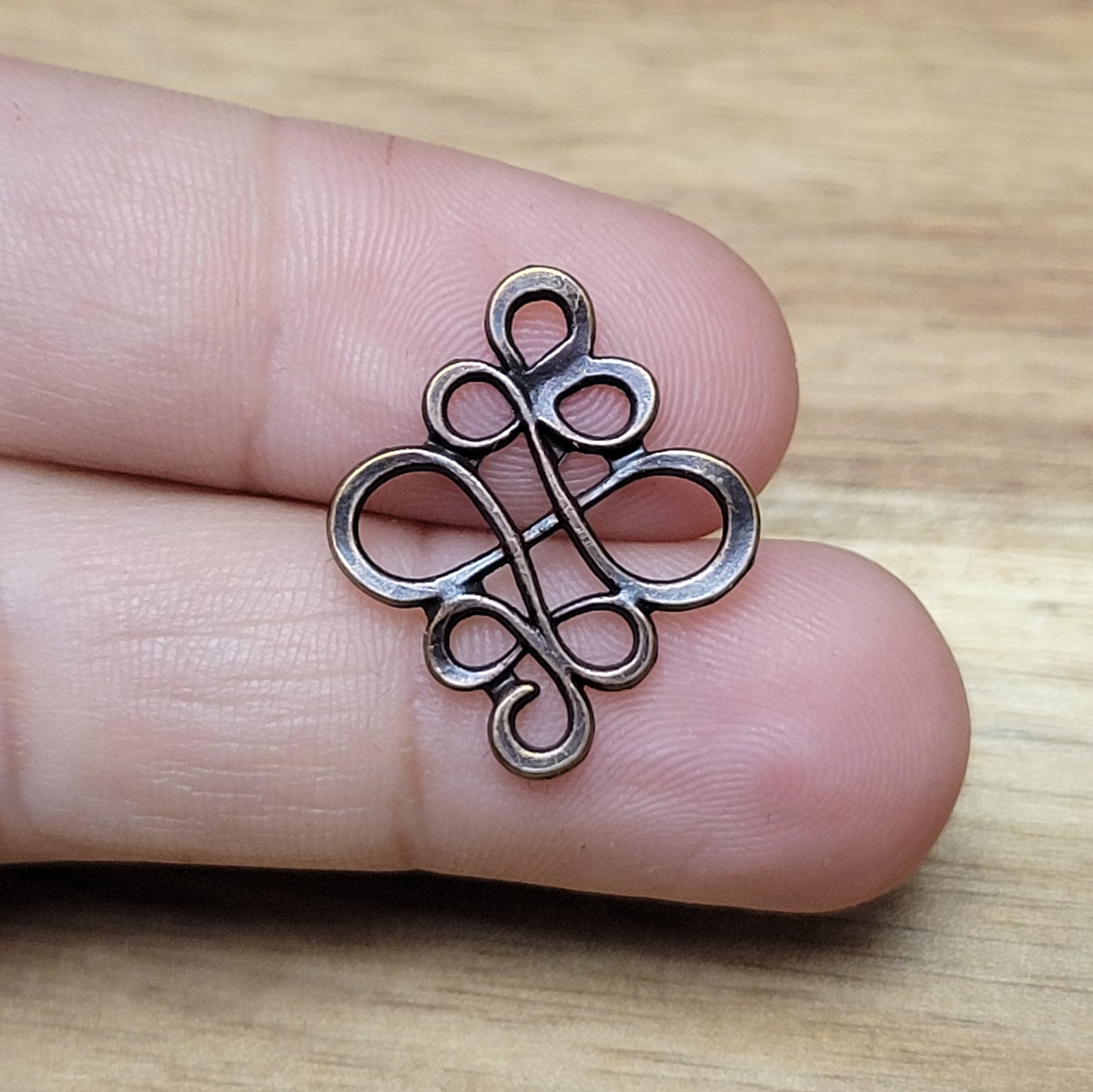 Jedes Set enthält zwei Verbindungsstücke mit einer Größe von ca. 22 x 18mm. Die Verbinder sind in verschiedenen Farben erhältlich, sodass Sie die Farbe nach Ihrem persönlichen Geschmack auswählen können. Hergestellt aus einer Zinklegierung, bieten sie eine solide Basis für Ihre kreativen Schmuckprojekte.