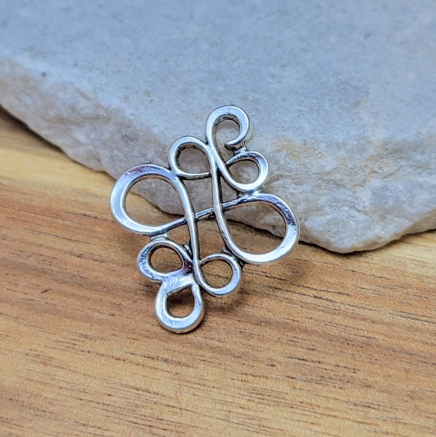 Jedes Set enthält zwei Verbindungsstücke mit einer Größe von ca. 22 x 18mm. Die Verbinder sind in verschiedenen Farben erhältlich, sodass Sie die Farbe nach Ihrem persönlichen Geschmack auswählen können. Hergestellt aus einer Zinklegierung, bieten sie eine solide Basis für Ihre kreativen Schmuckprojekte.