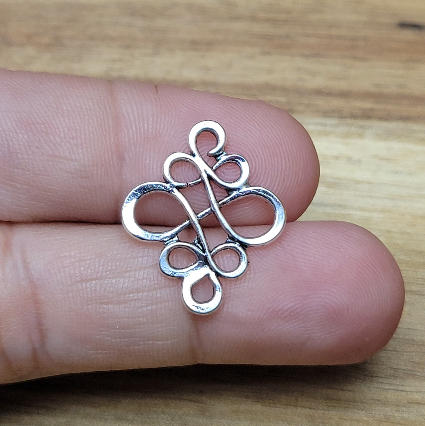 Jedes Set enthält zwei Verbindungsstücke mit einer Größe von ca. 22 x 18mm. Die Verbinder sind in verschiedenen Farben erhältlich, sodass Sie die Farbe nach Ihrem persönlichen Geschmack auswählen können. Hergestellt aus einer Zinklegierung, bieten sie eine solide Basis für Ihre kreativen Schmuckprojekte.