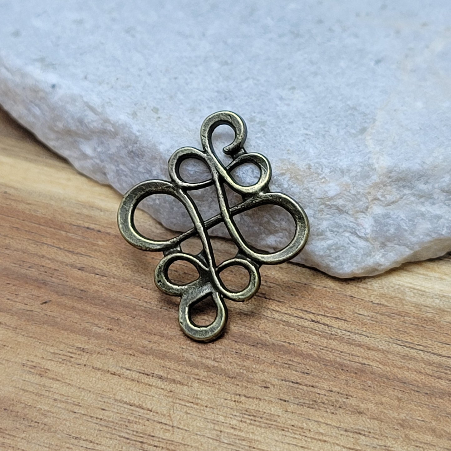 Jedes Set enthält zwei Verbindungsstücke mit einer Größe von ca. 22 x 18mm. Die Verbinder sind in verschiedenen Farben erhältlich, sodass Sie die Farbe nach Ihrem persönlichen Geschmack auswählen können. Hergestellt aus einer Zinklegierung, bieten sie eine solide Basis für Ihre kreativen Schmuckprojekte.