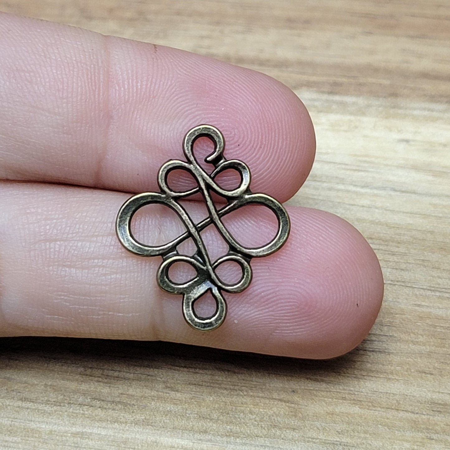 Jedes Set enthält zwei Verbindungsstücke mit einer Größe von ca. 22 x 18mm. Die Verbinder sind in verschiedenen Farben erhältlich, sodass Sie die Farbe nach Ihrem persönlichen Geschmack auswählen können. Hergestellt aus einer Zinklegierung, bieten sie eine solide Basis für Ihre kreativen Schmuckprojekte.