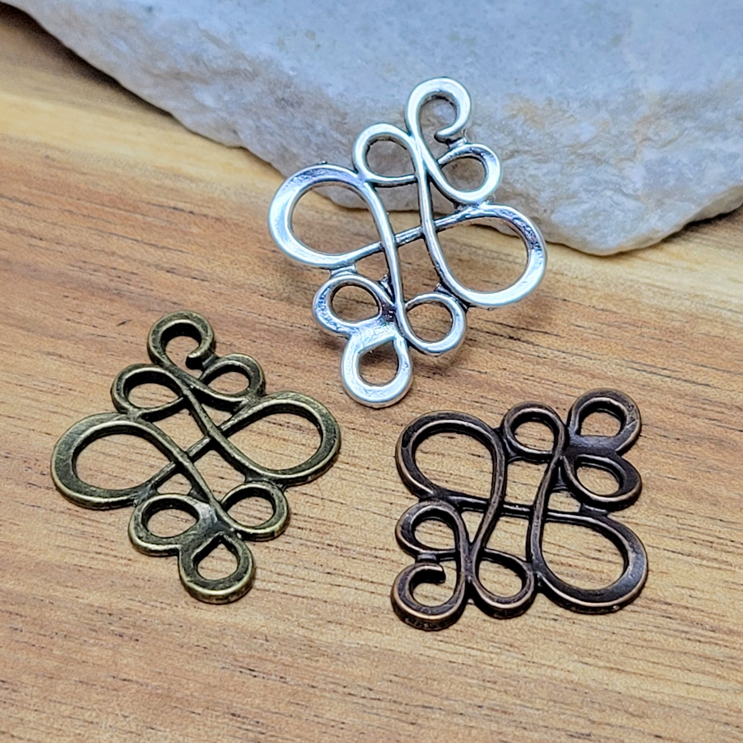 Jedes Set enthält zwei Verbindungsstücke mit einer Größe von ca. 22 x 18mm. Die Verbinder sind in verschiedenen Farben erhältlich, sodass Sie die Farbe nach Ihrem persönlichen Geschmack auswählen können. Hergestellt aus einer Zinklegierung, bieten sie eine solide Basis für Ihre kreativen Schmuckprojekte.