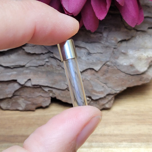 5 kleine Glasphiolen mit Metallkappe für einen beschrifteten Reiskorn, etwas Sand oder Haare/Asche eines Haustieres. Kann auch mit Kunstblut gefüllt werden.