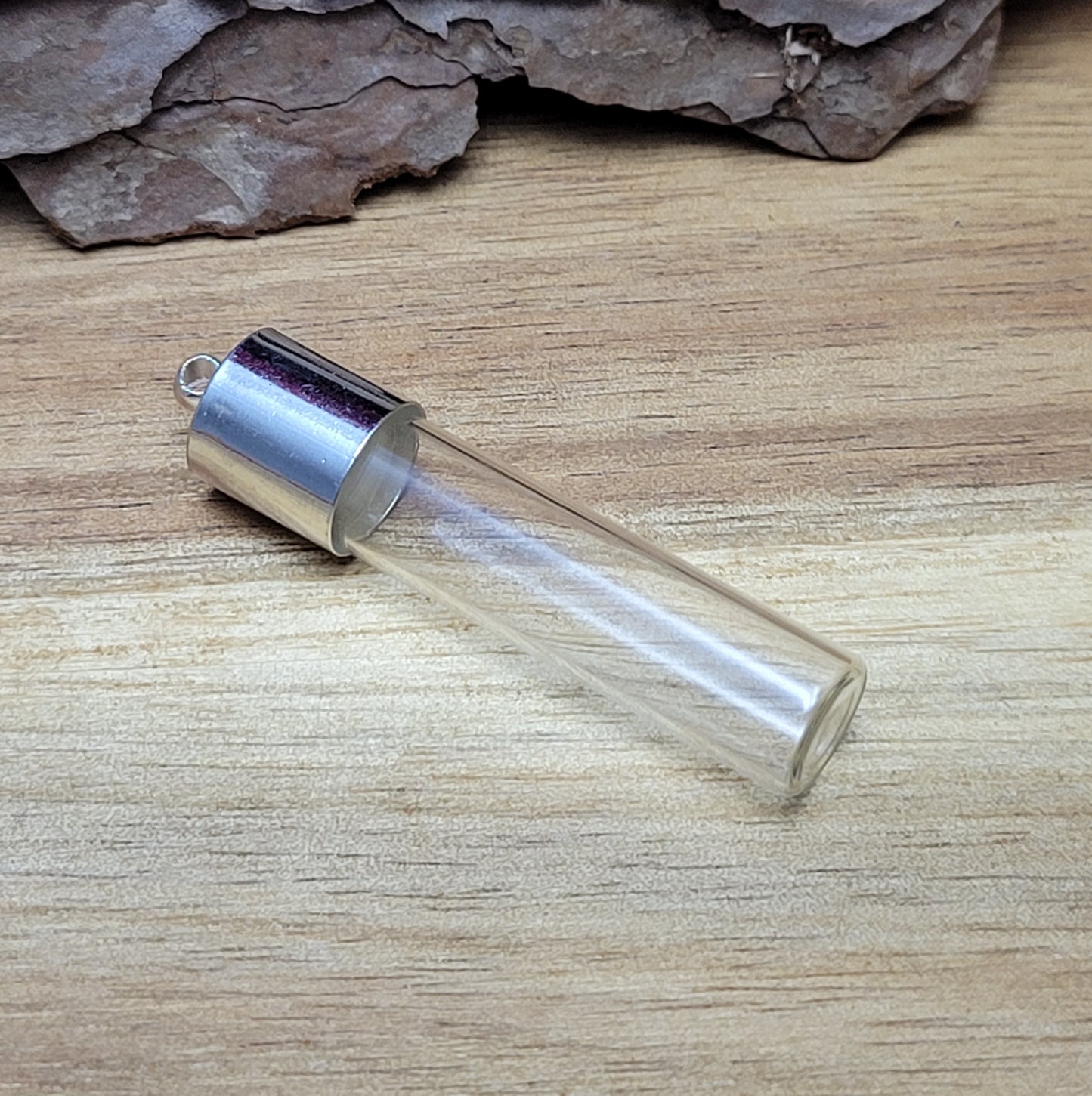 Große Phiole aus Brosilikatglas mit glattem Rand, Kappe und Silikonstopfen. Entdecken Sie die zauberhafte Welt der Individualität mit dieser kleinen Phiole aus Borosilikatglas. Kreieren Sie ein persönliches Schmuckstück oder ein einzigartiges Geschenk.