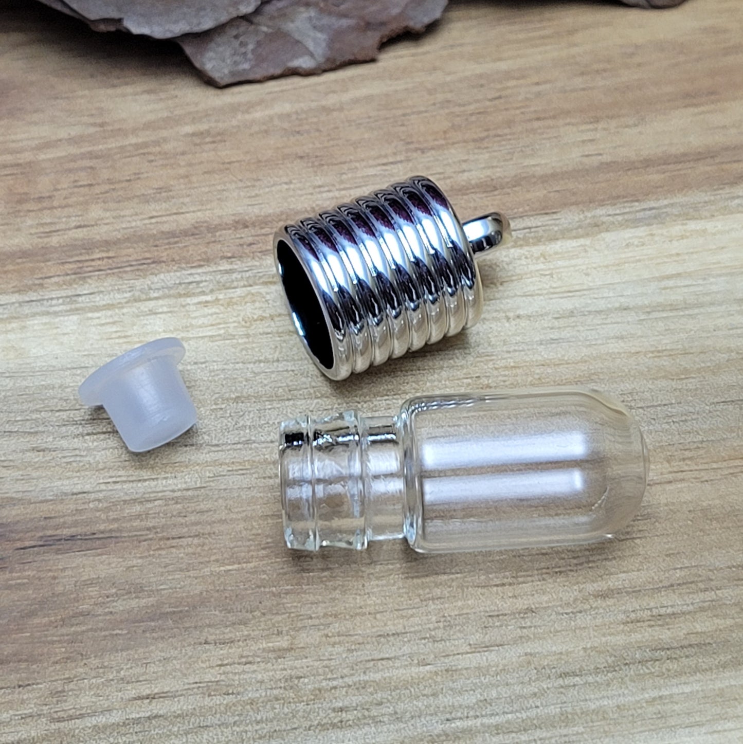 Anhänger Glasflasche mit rundem Boden zum selber befüllen. Die Glasflasche hat oben eine "große" Öffnung und bietet Platz für eine Vielzahl von Erinnerungen und Materialien wie Edelsteinsplitter, Sand, Glitzer, Granulat, Tierhaare, Milchzähne, kleine Turmdeckelschnecken etc. (bitte beachten Sie die Öffnungsgröße).