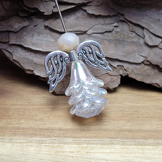 Die filigrane Gestaltung dieser Perle verleiht Ihren Schmuckstücken eine wahrhaft engelhafte Eleganz und transportiert eine tiefgründige spirituelle Botschaft. Nutzen Sie diese Gelegenheit, um Ihre kreative Ader auszuleben und einen einzigartigen Engelanhänger zu kreieren, der Herzen berührt und inspiriert.