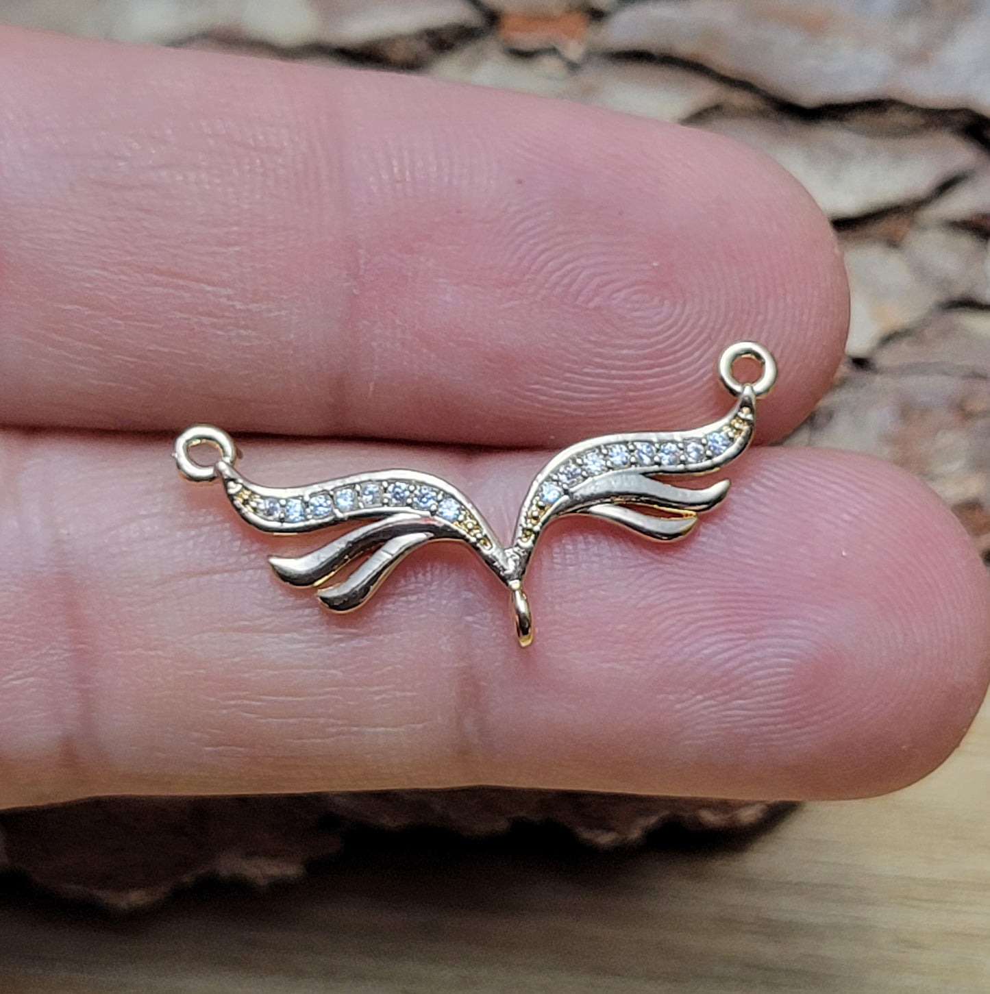 Ergänzen Sie Ihre Schmuckkollektion mit diesem exquisiten Schmuckverbinder, gefertigt aus Messing und veredelt mit einer glanzvollen 24 Karat Vergoldung. Dieser stilvolle Schmuckverbinder ist mit funkelnden Strasssteinen geschmückt und eröffnet vielfältige Gestaltungsmöglichkeiten.