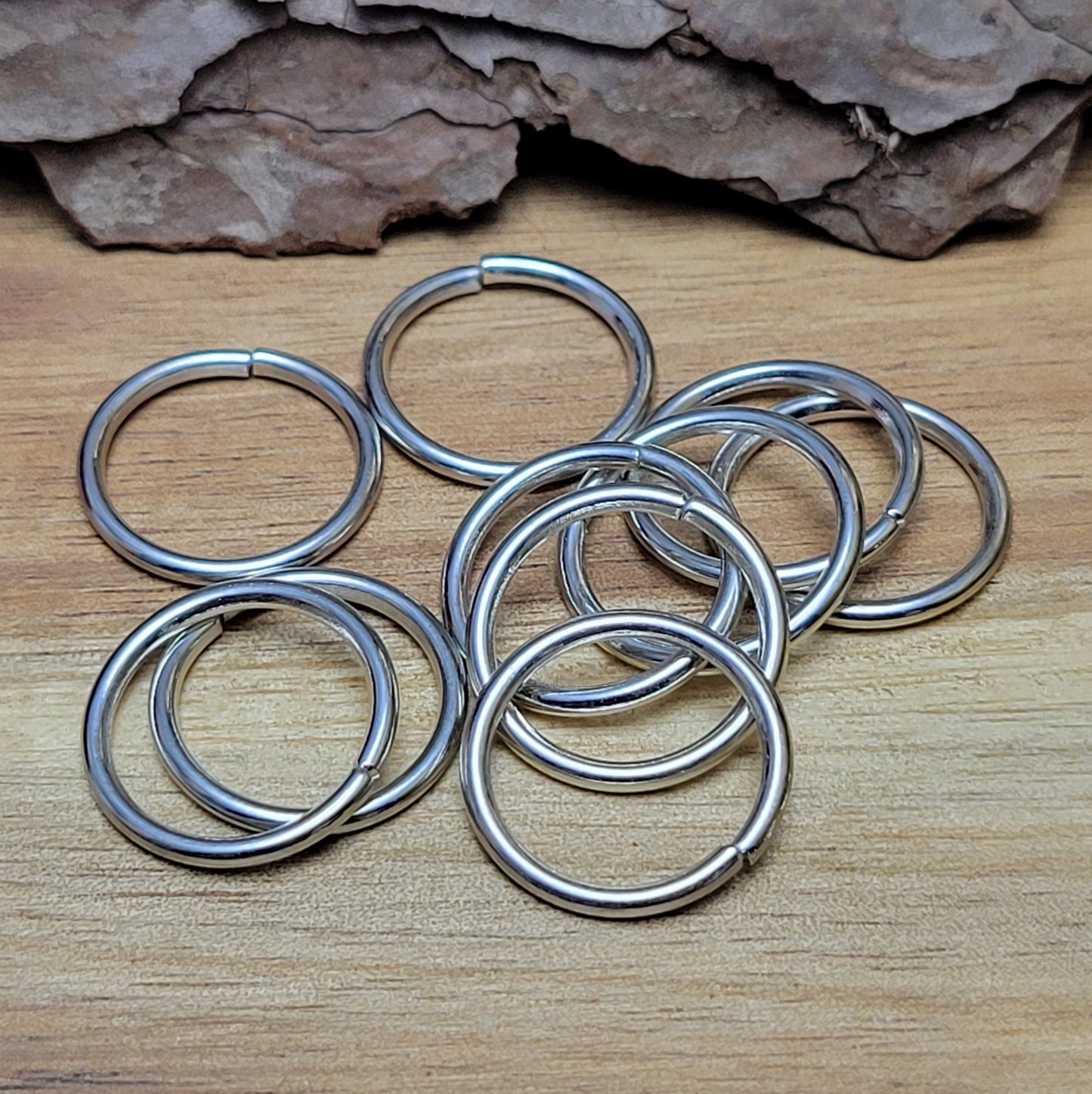Mit diesem Set aus 10 offenen Binderingen eröffnen sich Ihnen unzählige kreative Möglichkeiten. Diese Biegeringe sind perfekt für die Herstellung von individuellem Schmuck und bieten zahlreiche Verwendungszwecke.