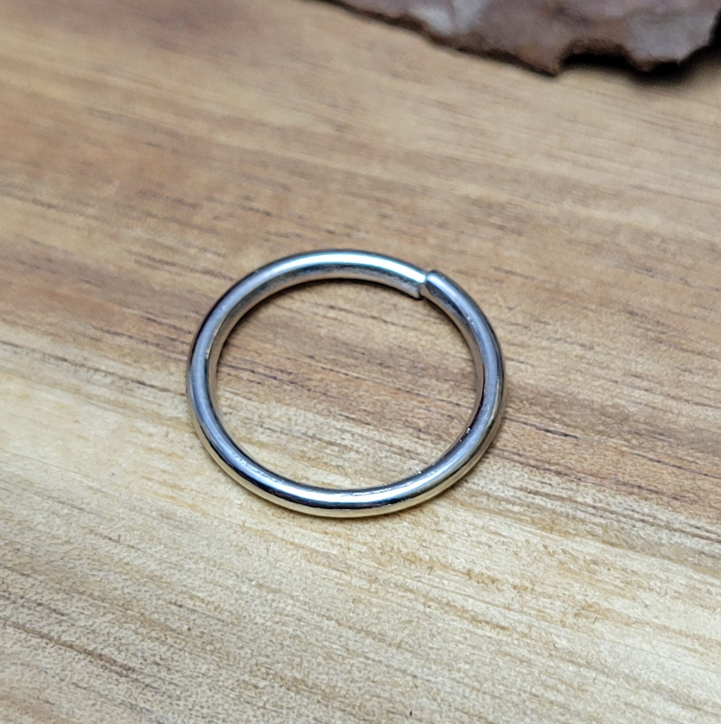 Mit diesem Set aus 10 offenen Binderingen eröffnen sich Ihnen unzählige kreative Möglichkeiten. Diese Biegeringe sind perfekt für die Herstellung von individuellem Schmuck und bieten zahlreiche Verwendungszwecke.