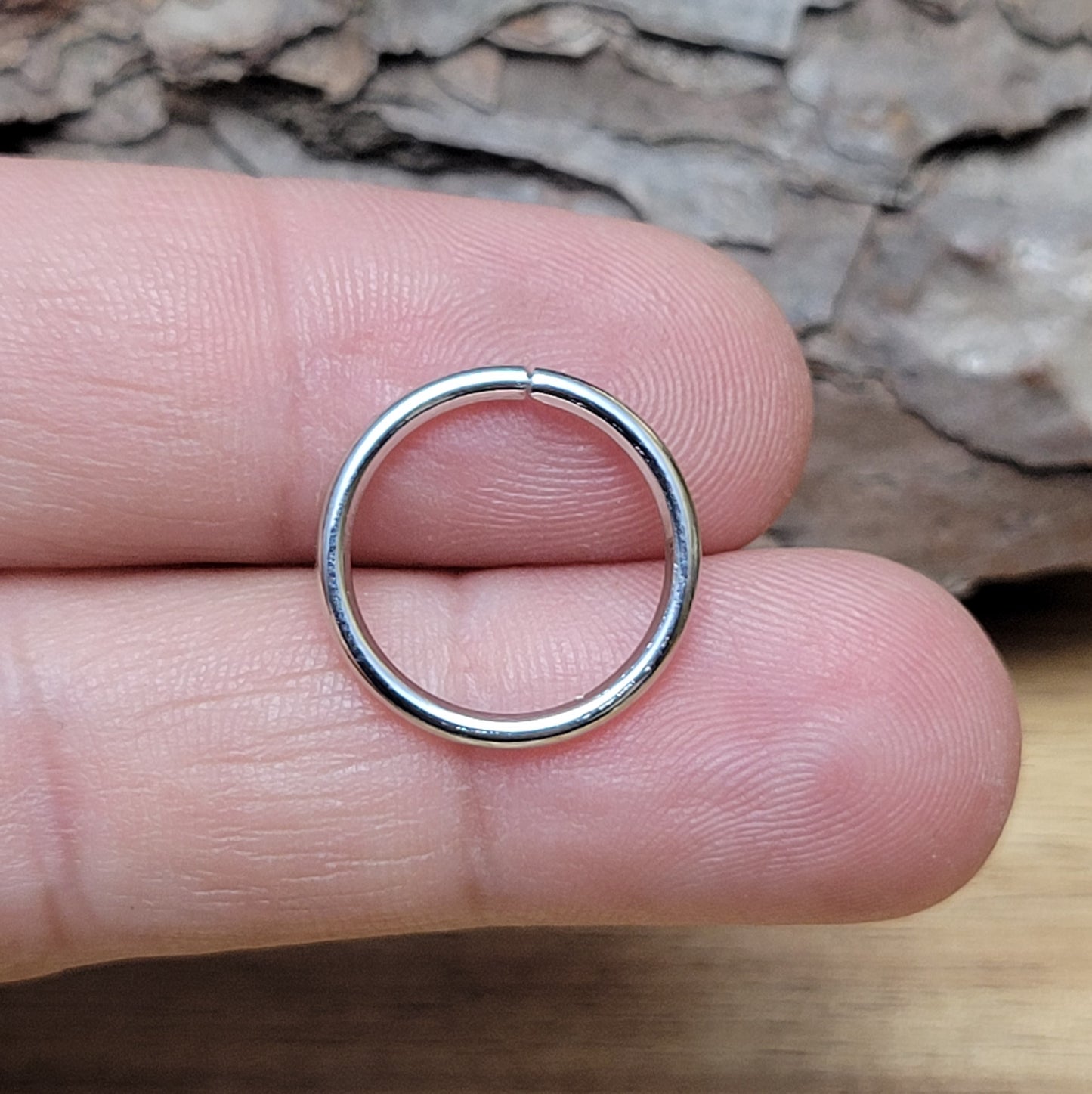 Mit diesem Set aus 10 offenen Binderingen eröffnen sich Ihnen unzählige kreative Möglichkeiten. Diese Biegeringe sind perfekt für die Herstellung von individuellem Schmuck und bieten zahlreiche Verwendungszwecke.