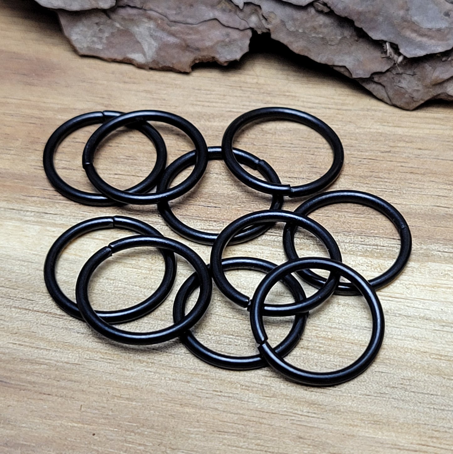 Mit diesem Set aus 10 offenen Binderingen eröffnen sich Ihnen unzählige kreative Möglichkeiten. Diese Biegeringe sind perfekt für die Herstellung von individuellem Schmuck und bieten zahlreiche Verwendungszwecke.