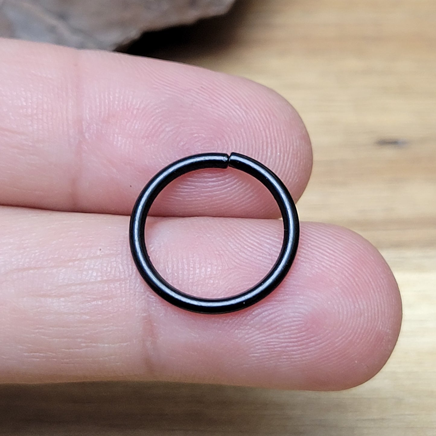 Mit diesem Set aus 10 offenen Binderingen eröffnen sich Ihnen unzählige kreative Möglichkeiten. Diese Biegeringe sind perfekt für die Herstellung von individuellem Schmuck und bieten zahlreiche Verwendungszwecke.