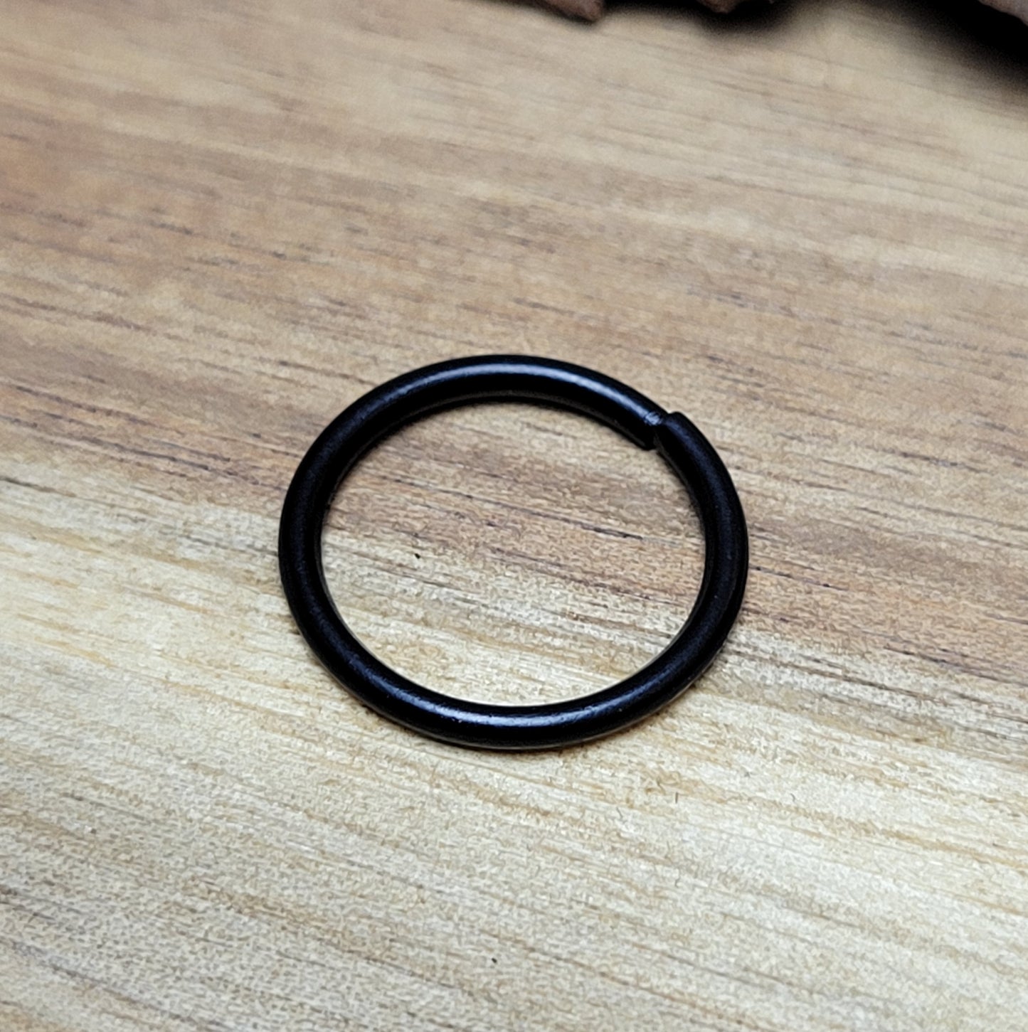 Mit diesem Set aus 10 offenen Binderingen eröffnen sich Ihnen unzählige kreative Möglichkeiten. Diese Biegeringe sind perfekt für die Herstellung von individuellem Schmuck und bieten zahlreiche Verwendungszwecke.