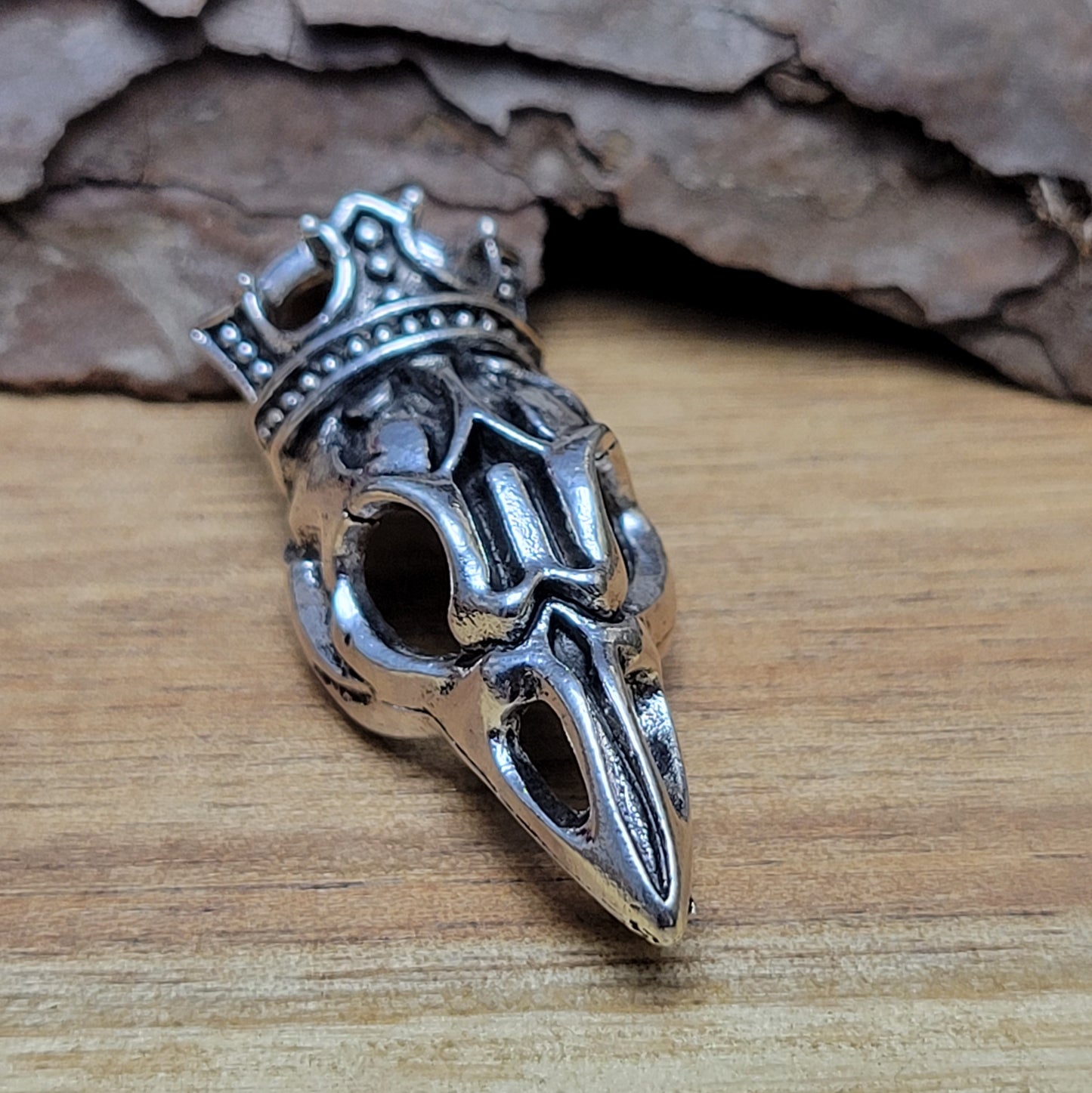 Anhänger Krähenschädel mit Krone und antik Silberfinish für einen mystischen und zeitlosen Look. Der Anhänger hat oben am Schädel eine feste Öse und eignet sich hervorragend für die individuelle Schmuckherstellung. Ideal als Anhänger für Ketten & Choker und natürlich für allerlei Accessoires wie Taschenschmuck, Schlüsselanhänger. Macht sich gut an Lederbändern für Herrenschmuck.
