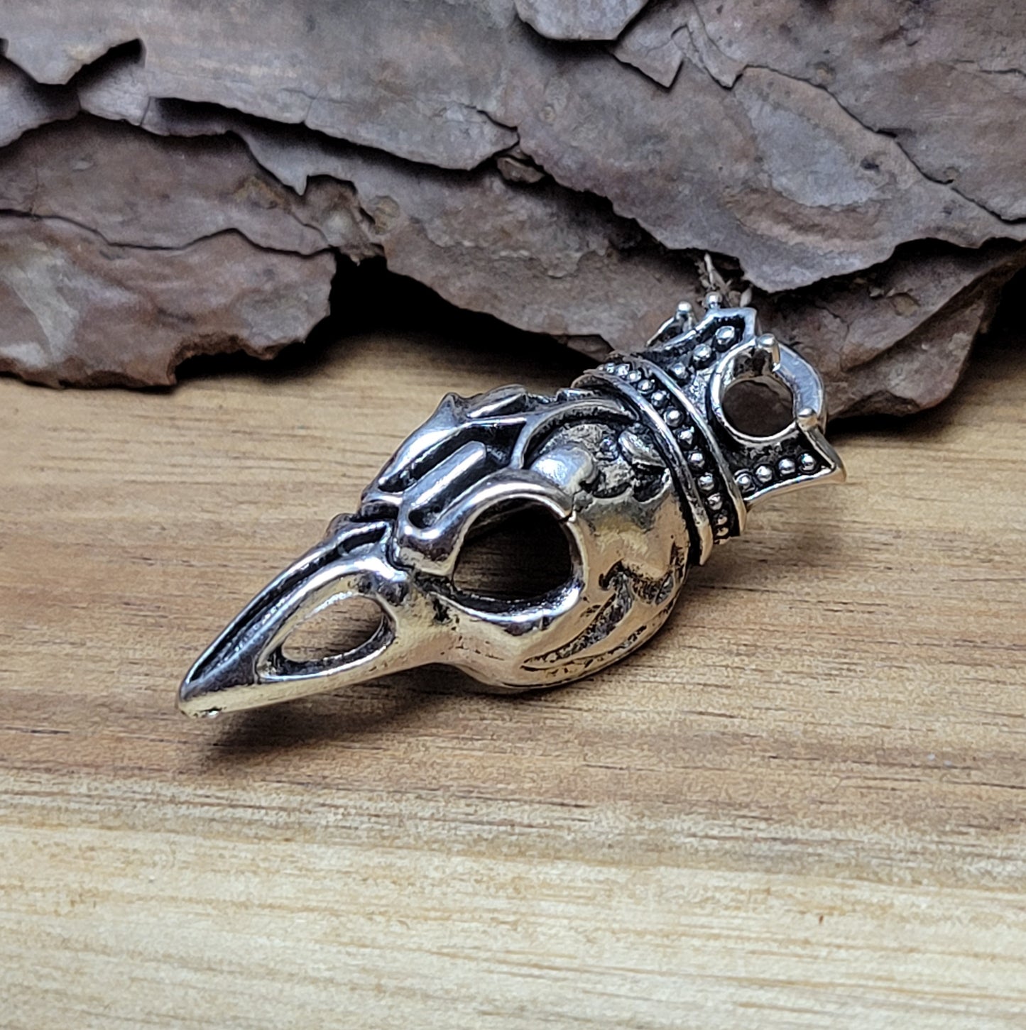 Anhänger Krähenschädel mit Krone und antik Silberfinish für einen mystischen und zeitlosen Look. Der Anhänger hat oben am Schädel eine feste Öse und eignet sich hervorragend für die individuelle Schmuckherstellung. Ideal als Anhänger für Ketten & Choker und natürlich für allerlei Accessoires wie Taschenschmuck, Schlüsselanhänger. Macht sich gut an Lederbändern für Herrenschmuck.