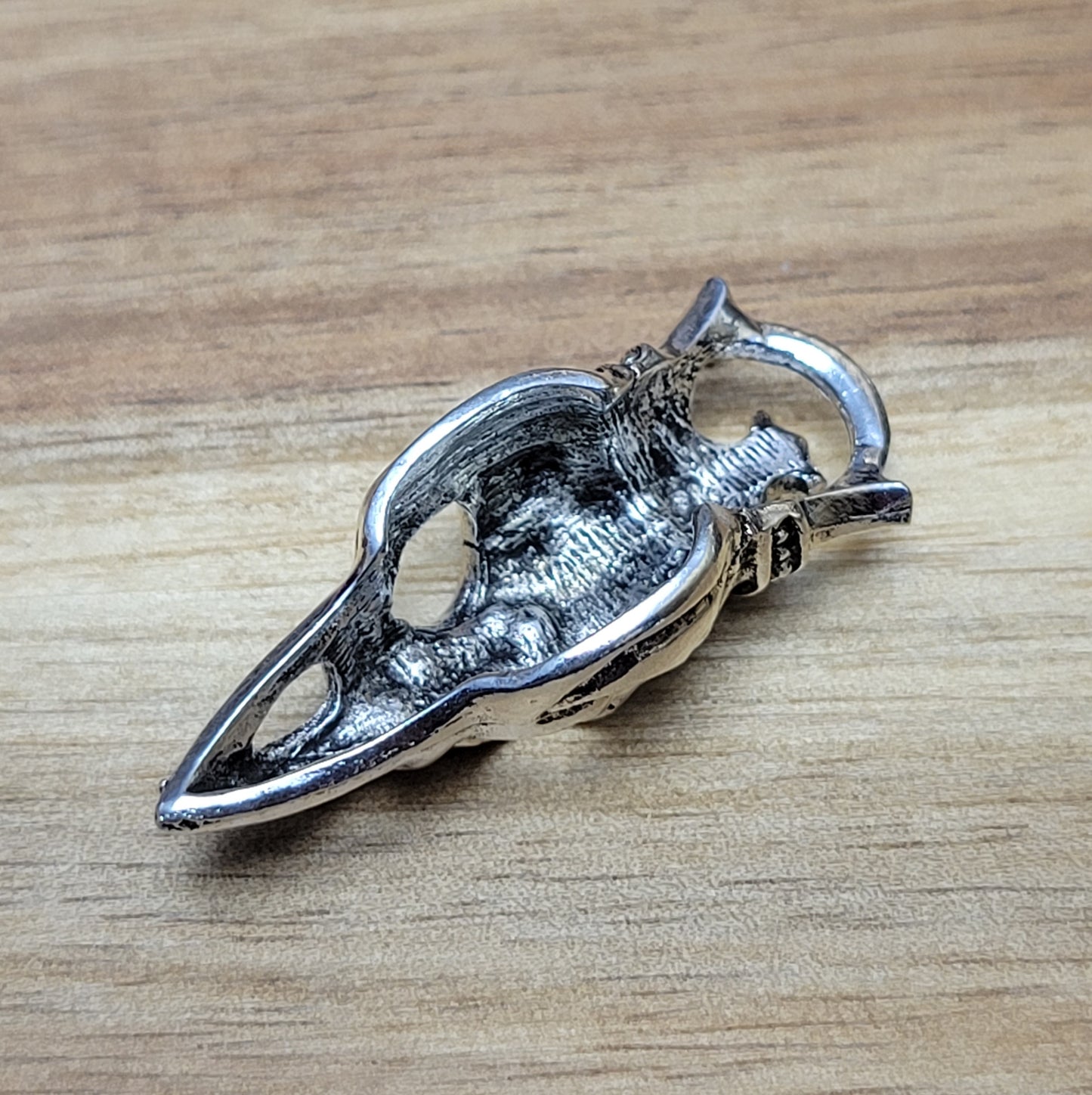 Anhänger Krähenschädel mit Krone und antik Silberfinish für einen mystischen und zeitlosen Look. Der Anhänger hat oben am Schädel eine feste Öse und eignet sich hervorragend für die individuelle Schmuckherstellung. Ideal als Anhänger für Ketten & Choker und natürlich für allerlei Accessoires wie Taschenschmuck, Schlüsselanhänger. Macht sich gut an Lederbändern für Herrenschmuck.