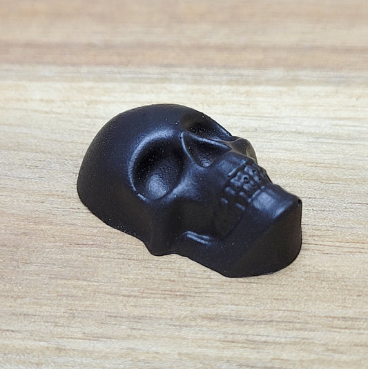 Ein handgefertigter Cabochon aus unserem Atelier in der Farbe Schwarz. Der Totenkopf wird aus Kunstharz in unserem Atelier hergestellt und anschließend mit Farbe verziert. Somit ist jeder Totenkopf ein Unikat. Das bedeutet auch, dass der gelieferte Artikel von dem auf dem Bild optisch abweichen kann.