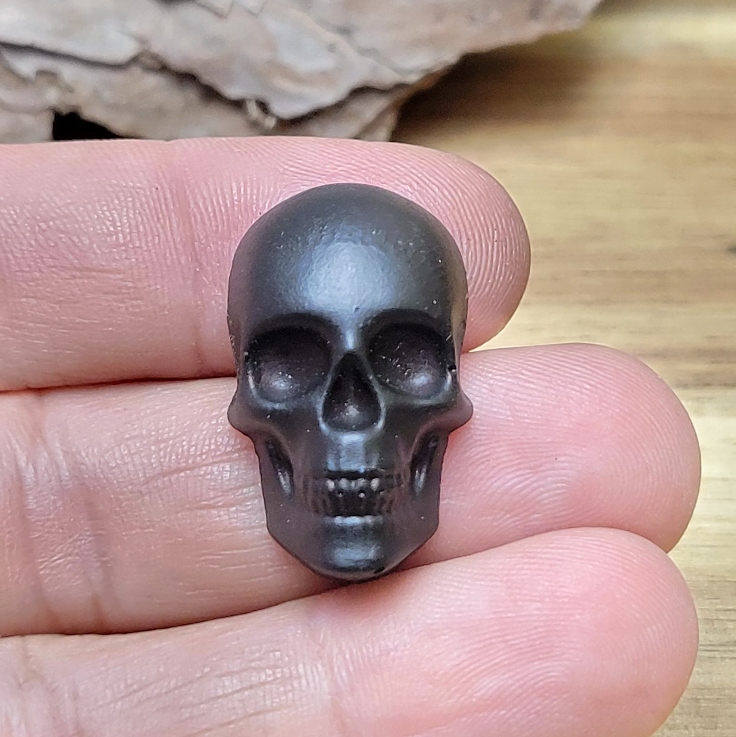 Ein handgefertigter Cabochon aus unserem Atelier in der Farbe Schwarz. Der Totenkopf wird aus Kunstharz in unserem Atelier hergestellt und anschließend mit Farbe verziert. Somit ist jeder Totenkopf ein Unikat. Das bedeutet auch, dass der gelieferte Artikel von dem auf dem Bild optisch abweichen kann.