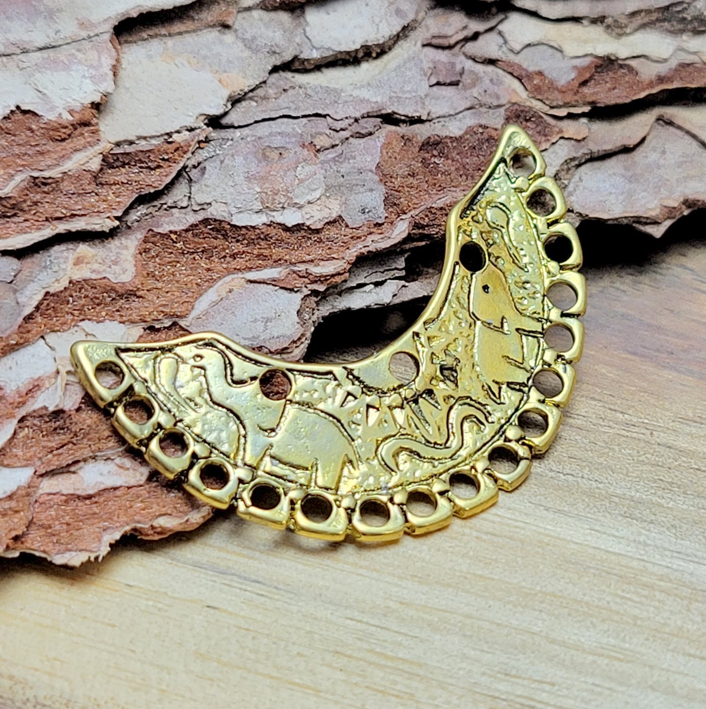 2 einzigartige, halbrunde Multiverbinder im Bollywood-Stil. Die ideale Schmuckkomponente für Tiaras, Fußschmuck, Handketten und Ohrschmuck im beliebt indischen Bollywood-Design. Die Verbinder sind antik silberfarbig und verfügen im inneren Bogen über 3 Löcher und am unteren Außenbogen befinden sich 17 Löcher. Auf dem Bogen selbst sind 2 Elefanten abgebildet sowie eine Sonne.