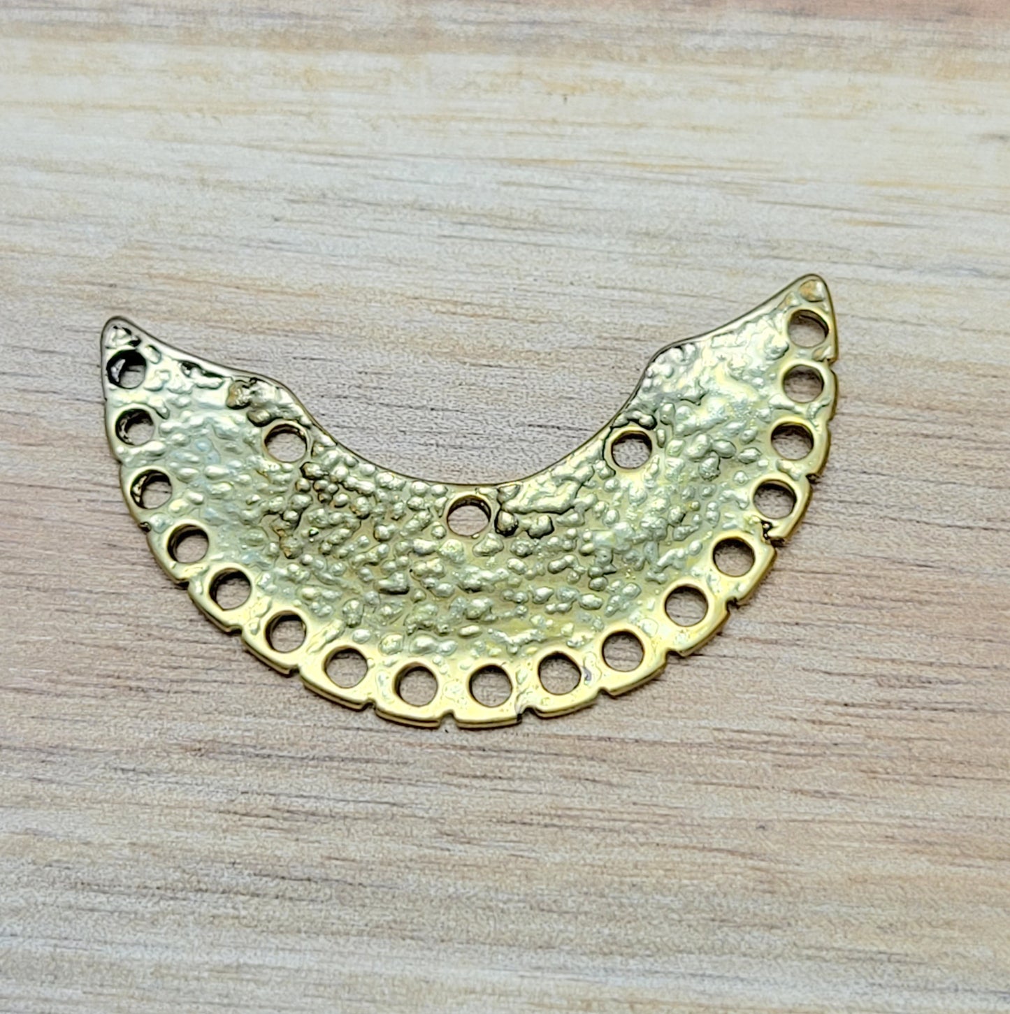 2 einzigartige, halbrunde Multiverbinder im Bollywood-Stil. Die ideale Schmuckkomponente für Tiaras, Fußschmuck, Handketten und Ohrschmuck im beliebt indischen Bollywood-Design. Die Verbinder sind antik silberfarbig und verfügen im inneren Bogen über 3 Löcher und am unteren Außenbogen befinden sich 17 Löcher. Auf dem Bogen selbst sind 2 Elefanten abgebildet sowie eine Sonne.