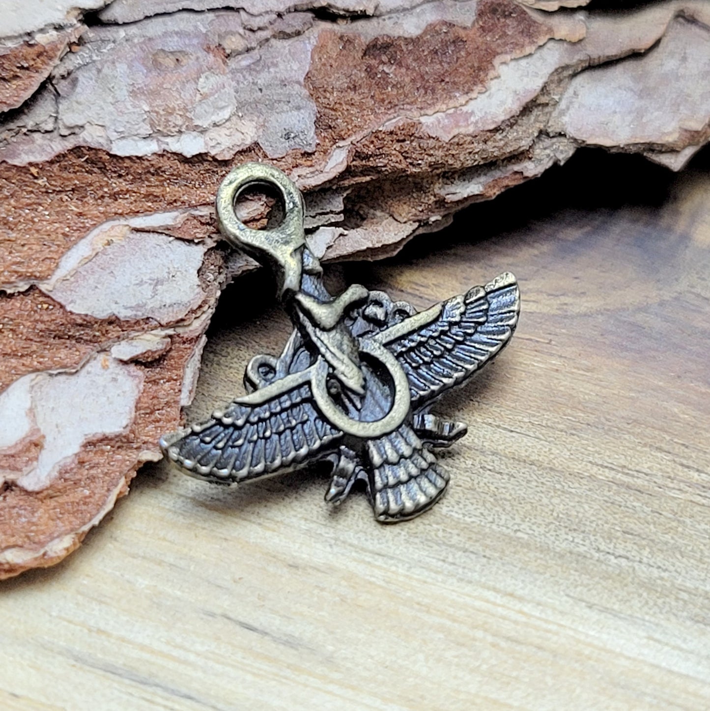 2 kleine Charms Anhänger in Form der ägyptischen Göttin Isis in antik Bronze. Mit ihrer Länge von knapp 19mm, eignen sich sich super für die Herstellung von Schmuck. Das antik Finish verleiht den Anhängern einen nostalgisch, mystischen Charme. Zu sehen ist die Göttin Isis mit ausgebreiteten Flügeln. Die Göttin Isis ist eine antike ägyptische Gottheit, die in der ägyptischen Mythologie und Religion sehr verehrt wurde.
