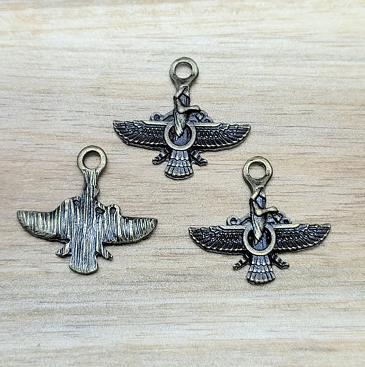 2 kleine Charms Anhänger in Form der ägyptischen Göttin Isis in antik Bronze. Mit ihrer Länge von knapp 19mm, eignen sich sich super für die Herstellung von Schmuck. Das antik Finish verleiht den Anhängern einen nostalgisch, mystischen Charme. Zu sehen ist die Göttin Isis mit ausgebreiteten Flügeln. Die Göttin Isis ist eine antike ägyptische Gottheit, die in der ägyptischen Mythologie und Religion sehr verehrt wurde.