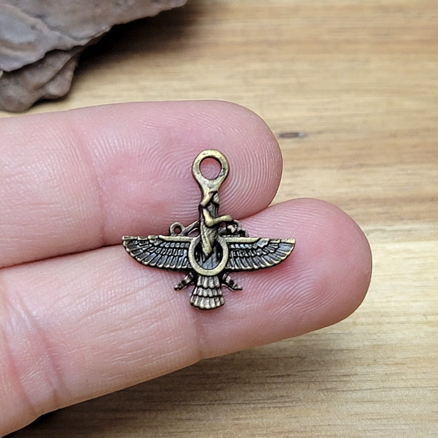 2 kleine Charms Anhänger in Form der ägyptischen Göttin Isis in antik Bronze. Mit ihrer Länge von knapp 19mm, eignen sich sich super für die Herstellung von Schmuck. Das antik Finish verleiht den Anhängern einen nostalgisch, mystischen Charme. Zu sehen ist die Göttin Isis mit ausgebreiteten Flügeln. Die Göttin Isis ist eine antike ägyptische Gottheit, die in der ägyptischen Mythologie und Religion sehr verehrt wurde.
